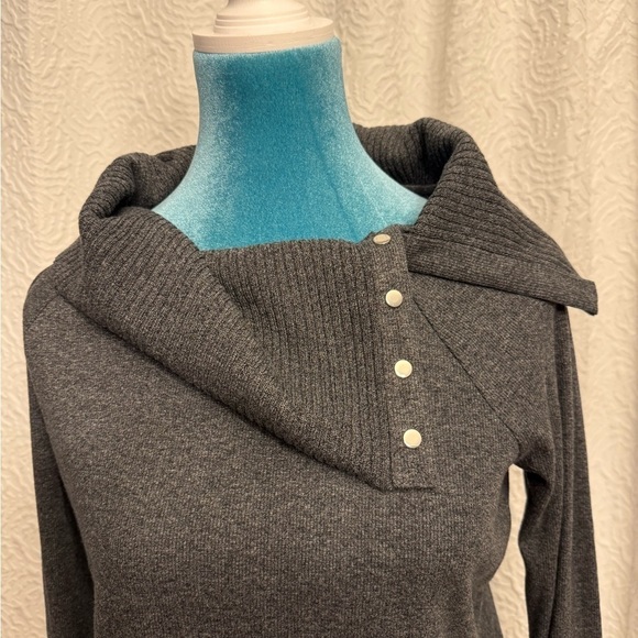Chic Gray Sweater with Button Accents - Picture 4 of 7